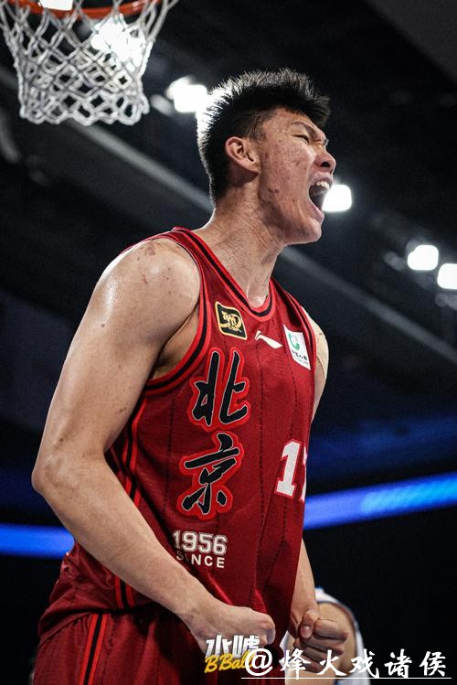 范子铭：今天开赛前压力挺大 第四节拼抢篮板球更多是本能反应