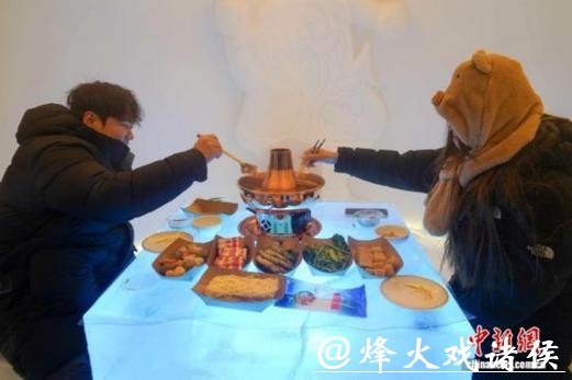 哈尔滨冰雪大世界“大寒不寒”：游客泡温泉、涮火锅