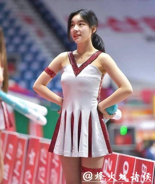 韩国00后啦啦队员走红，面对镜头公布择偶标准：能接受比我大20岁